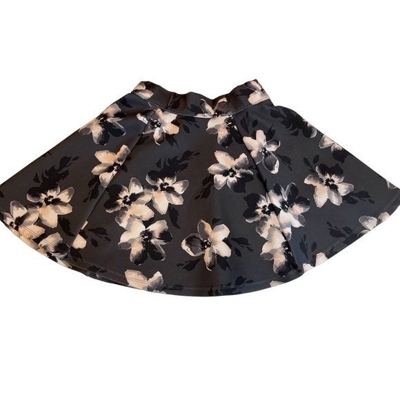 Hollister California Womens Floral Scuba Skater Skirt Black White Size Small - Picture 2 of 6